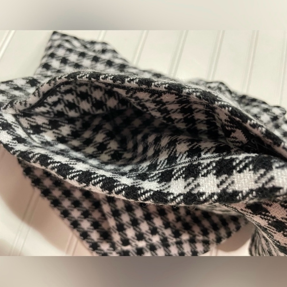 NWT Black & White Infinity Scarf With Hidden Zip Pocket - Picture 8 of 8